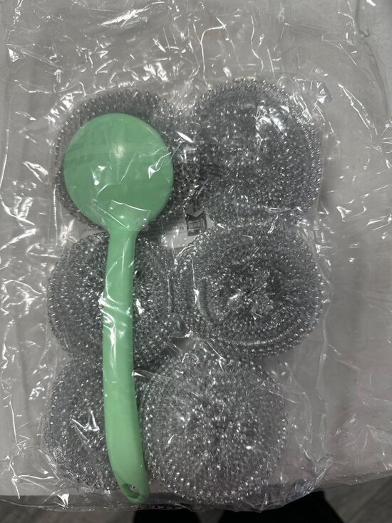 Other - 6 esponjas de acero alrededor del mango verde , destacando la textura metálica d